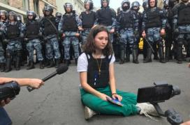 O tânără protestatară din Rusia, care i-a sfidat pe jandarmi citindu-le Constituția, şi-a aflat sentinţa