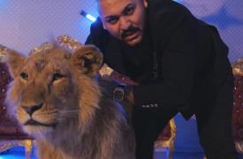 Dani Mocanu, lângă un leu