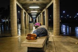 Un bărbat fără adăpost vrea să convingă autorităţile că este un tată bun. Se luptă pentru o nouă şansă la viaţă