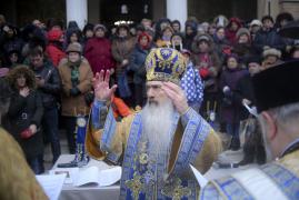 Arhiepiscopul Tomisului, Teodosie binecuvanteaza credinciosii in timpul slujbei