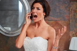 Mireasă furioasă ţipând la telefon