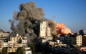 Clădire din Gaza, distrusă după atacurile aeriene ale Israelului