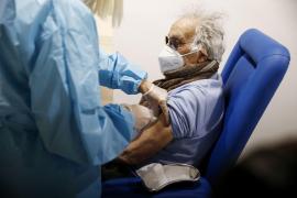 O persoană în vârstă este vaccinată împotriva Covid-19 cu vaccinul Pfizer