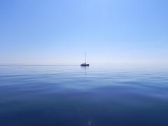 Barcă, plutind pe mare. Imagine ilustrativă