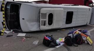 Plan roşu de intervenţie declanşat după un accident în care au fost implicate un microbuz şi un autocamion