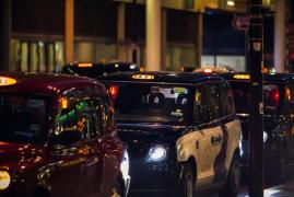 Un şofer de taxi, găsit mort în maşină în apropiere de aeroportul Heathrow din Londra. Bărbatul obişnuia să doarmă în autoturism în speranţa că va prinde un client