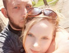 Morţi învăluite în mister: Doi tineri căsătoriţi, găsiţi fără viaţă în pat de către mama femeii, îngrijorată că perechea şi-a "uitat" fiul la şcoală, în Marea Britanie