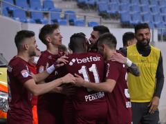 Bucurie între jucătorii echipei CFR Cluj