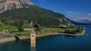 Ruinele unui sat scufundat de zeci de ani au apărut într-un lac din Italia, în timpul unor lucrări