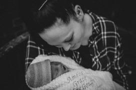 O mamă a povestit momentele sfâşietoare petrecute cu fiica sa moartă, în Marea Britanie: „Am mângâiat-o, am pieptănat-o, am îmbrăcat-o şi i-am citit poveşti timp de patru zile”