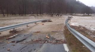 Cod roşu de inundaţii în Bihor. Râuri din alte 8 județe, sub avertizare cod portocaliu