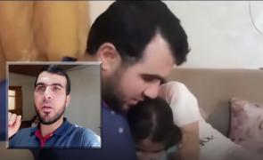 Ahmed al-Mansi își liniștește fiicele în timpul bombardamentelor israeliene în Fâșia Gaza