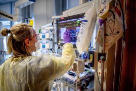 O angajată ATI verifică monitoarele