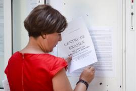 O profesoară afișează rezultatele examenului de bacalaureat