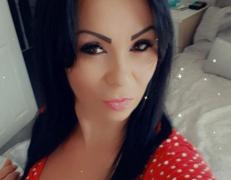 O mamă înnebunită de gelozie și-a atacat rivala în dragoste chiar în fața fiului său de patru ani, în Anglia