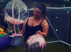 Aniversare cu bucluc: O femeie din Scoția și-a văzut cadoul zburându-i printre degete. Momentul a devenit viral