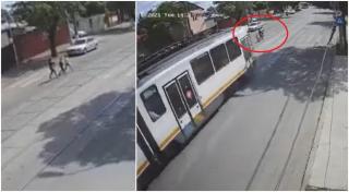 Imagini de infarct în Ferentari: o mamă cu trei copii traversează pe trecere, iar tramvaiul nu le acordă prioritate. VIDEO