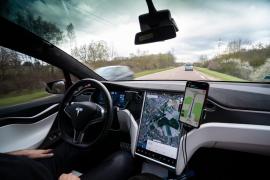 Şoferul unei Tesla este acuzat că a dormit în timp ce mașina mergea pe pilot automat, cu aproape 130 de km/h, în Wisconsin
