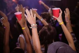 Organizatorii de evenimente în aer liber reclamă lipsa unor protocoale mai clare: 2 mp pentru fiecare persoană, o regulă drastică