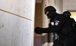 Femeie scoasă cu forța dintr-un apartament inundat, la Piatra Neamț. Înăuntru era și un copil, luptătorii SAS au spart ușa