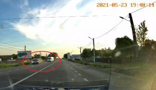 Şofer "kamikaze" pe drumul E85, la ieşire din Râmnicu Sărat spre Buzău. Momentul şocant, filmat cu o cameră de bord - VIDEO