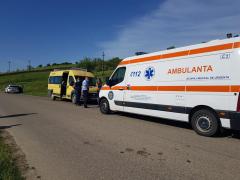 Copil de şapte ani care mergea pe bicicletă, lovit de un microbuz şcolar, în Vaslui