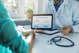 O femeie a rămas surprinsă să afle că implanturile mamare îi provocau schimbări de dispoziţie şi dureri de cap, în SUA