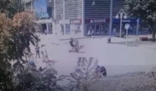 Tanara aruncata de pe bicicleta, în impactul cu o trotineta electrică