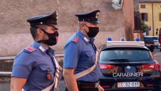 O româncă furioasă a luat la pumni un taximetrist și a sărit să bată doi polițiști, în Italia. Tânăra a fost arestată