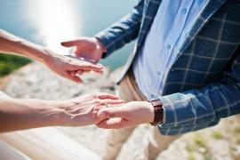 Cerere în căsătorie eşuată: Inelul în valoare de 4.500 de lire sterline a căzut de pe degetul logodnicei direct într-un lac din UK