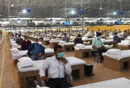 Spitalul Covid din India care-și internează pacienții pe paturi din carton