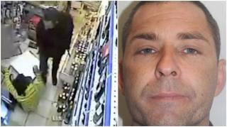 Curajul nebănuit al unui vânzător: A reuşit să blocheze tâlharul (dreapta) în magazin, deşi fusese înjunghiat în spate, în UK