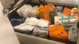 Poliția londoneză a confiscat 7 milioane $, după ce au observat un bărbat care se chinuia să care niște genți grele