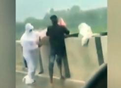 Cadavru aruncat peste un pod, în rau, în India