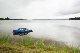 Maşină albastră scufundată în lac