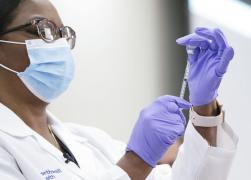 Primii angajați concediați pentru că au refuzat să se vaccineze: agenți vamali și asistente din Noua Zeelandă și SUA