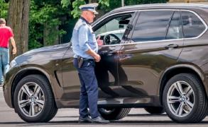 Un interlop drogat şi-a dat toată silinţa să mituiască un poliţist braşovean, mărind de 5 ori suma. Agentul şi-a păstrat onoarea