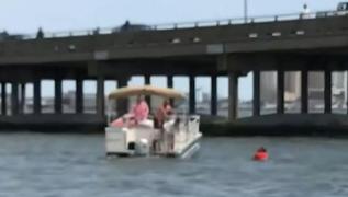 Un bărbat a devenit erou, după ce a salvat o fetiţă de la înec, în urma unui accident în lanţ de pe un pod din Maryland