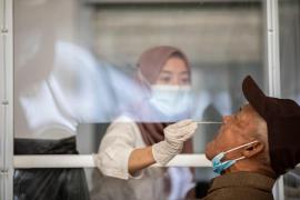 Bețigașe de nas pentru testarea COVID, spălate și revândute. Mii de pasageri afectați de schema de pe un aeroport din Indonezia