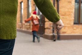 O mamă a trei copii a fost alergată pe stradă și împușcată în picioare de soțul ei, apoi incendiată, în Franța