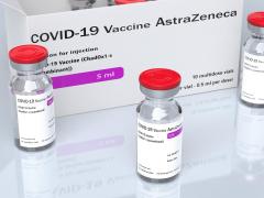 Cheagurile de sânge produse după vaccinarea cu AstraZeneca afectează mai mult femeile decât bărbaţii, susţine Agenția pentru Medicamente din Marea Britanie