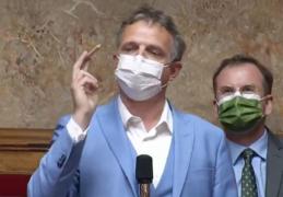 Un deputat francez a venit cu un joint în Parlament