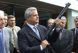 Premierul Adrian Nastase si alti demnitari au participat la o prezentare a produselor firmei de armament, Beretta