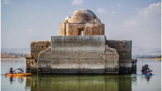 O biserică din secolul al XIX-lea a apărut în mijlocul unui lac Mexic