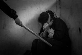 Bătrână de 81 de ani din Neamţ, viaţă de coşmar alături de fiul său. A torturat-o şi a încercat să o arunce în fântână de şase ori