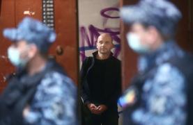 Andrei Pivovarov, cu cătușe la mâini, în custodia forțelor armate