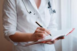 Un doctor ia notițe, în contextul bilanțului de coronavirus în România