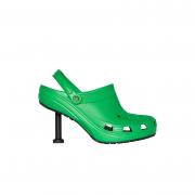 Clasicii saboţi de spumă, vânduţi de Balenciaga la un preţ exorbitant