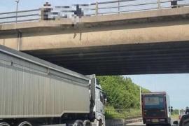 Şofer de camion, devenit erou în UK. Bărbatul a parcat sub un pod, împiedicând o persoană să se sinucidă