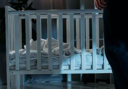 Mamă condamnată la închisoare după ce si-a lăsat bebeluşul să moară de foame în pătuț